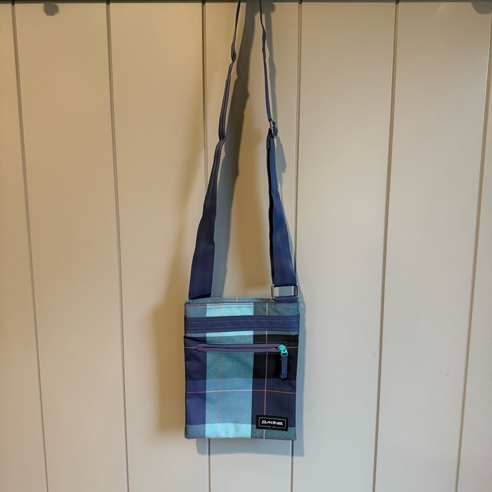 Dakine Jive Crossbody Shoulder Hand Bag Purse Blue Plaid New - Picture 2 of 9